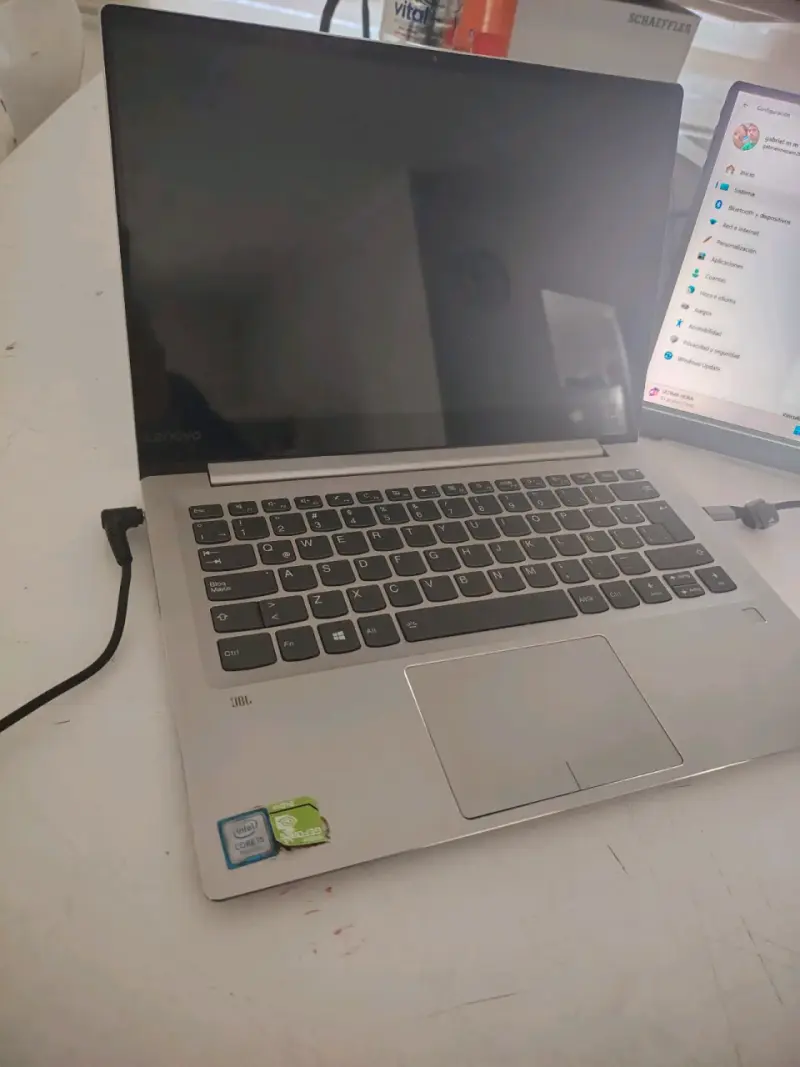 Laptop Lenovo con pantalla sin funcionar - 3