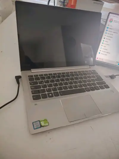 Laptop Lenovo con pantalla sin funcionar - miniatura 3
