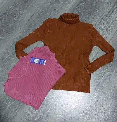Sweaters cuello alto café y rosado cuello bajo - miniatura 1