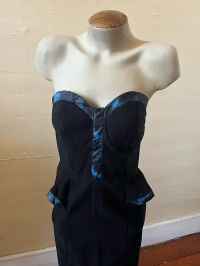 Vestido negro elegante strapless - miniatura 1