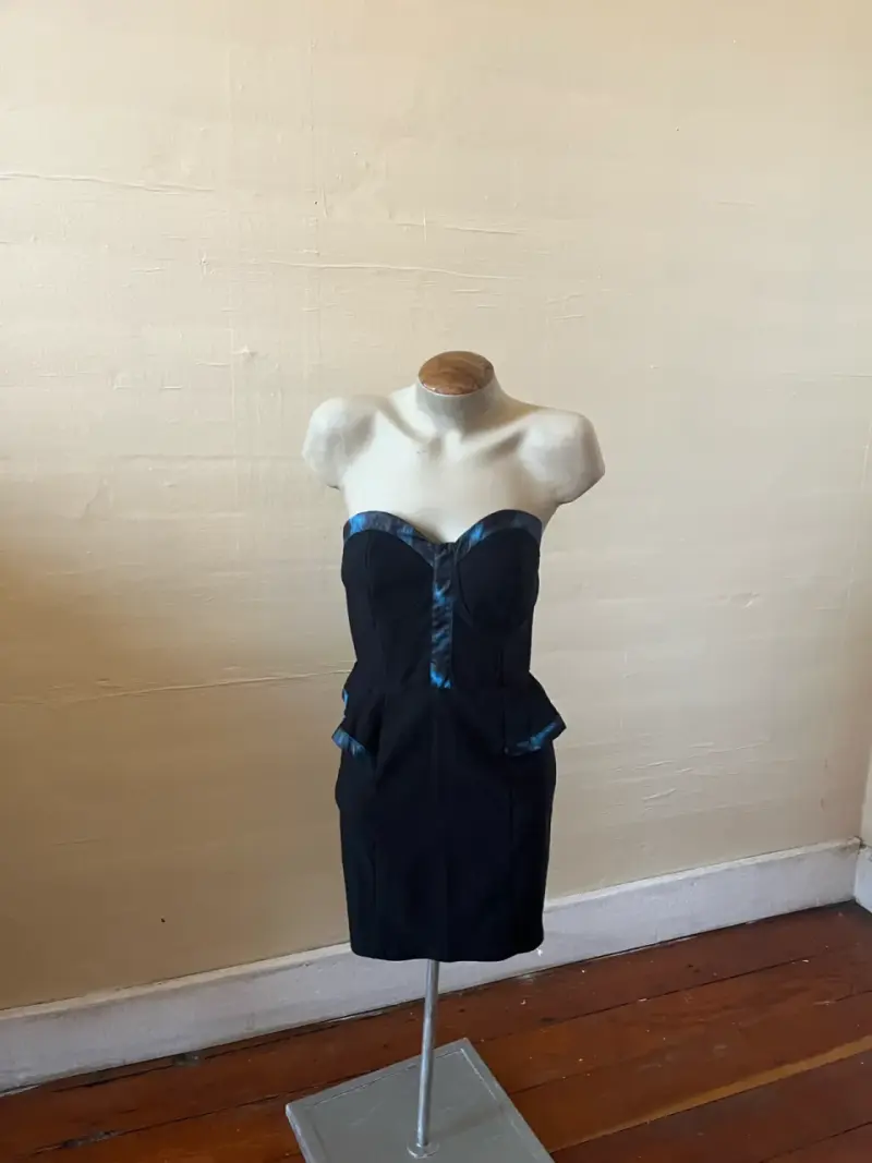 Vestido negro elegante strapless - 2
