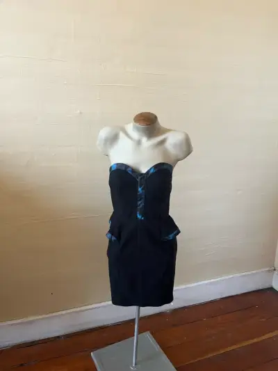 Vestido negro elegante strapless - miniatura 2