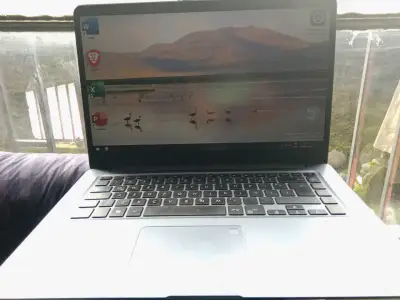 Laptop plateada con pantalla - miniatura 1