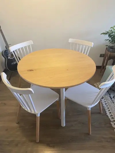 Mesa redonda con 4 sillas - miniatura 1