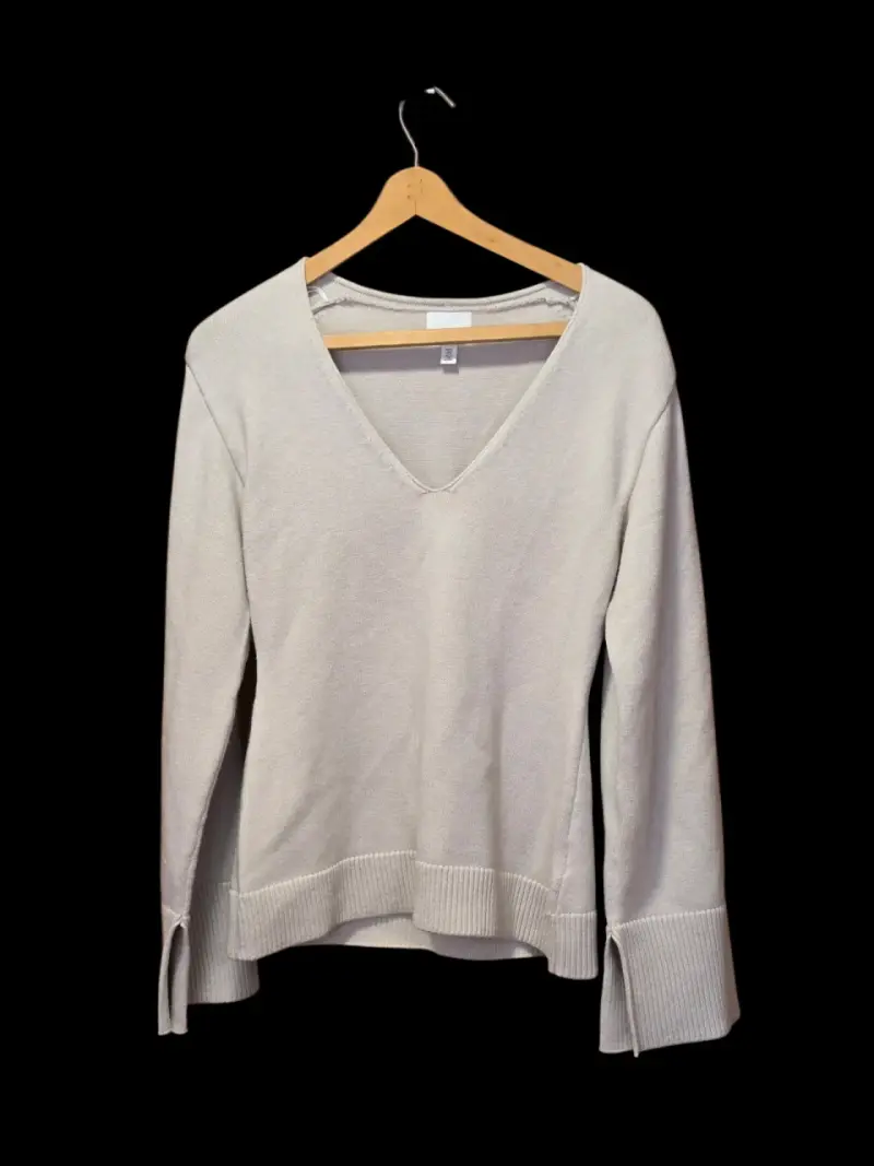 Suéter beige con cuello en V