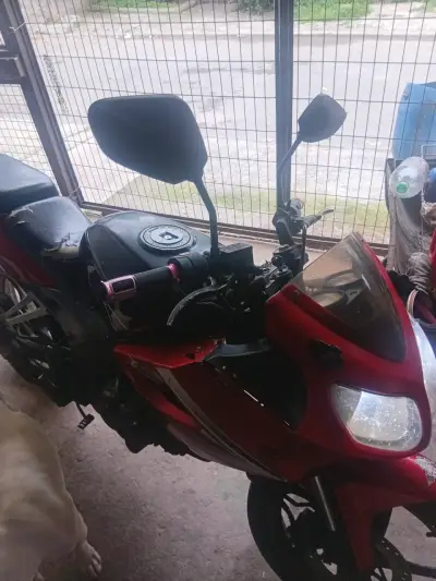 Motocicleta deportiva roja usada - miniatura 1