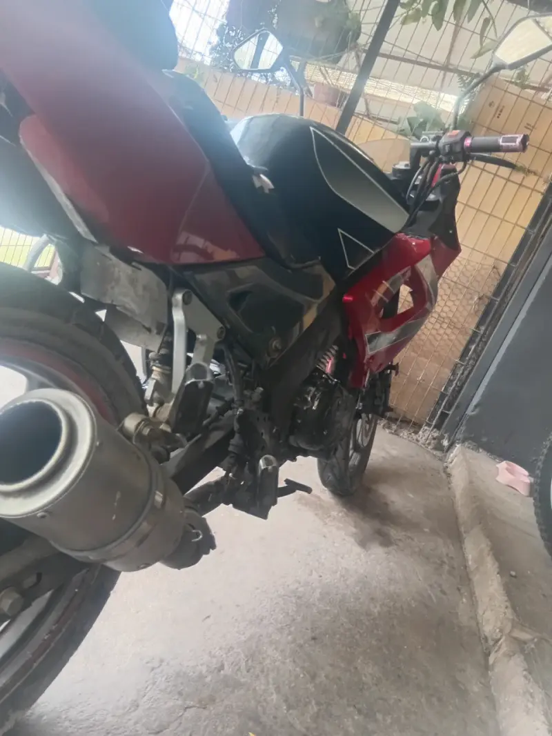 Motocicleta deportiva roja usada - 2