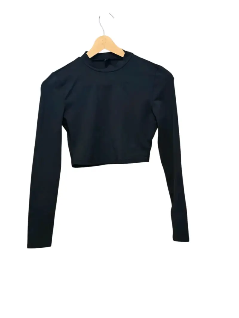 Polera negra manga larga