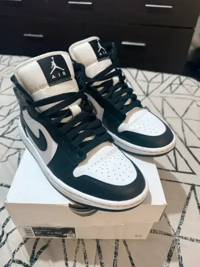 Zapatillas Air Jordan blancas y negras - miniatura 1