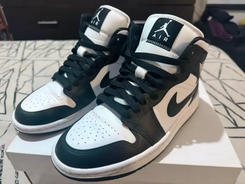 Zapatillas Air Jordan blancas y negras - 2
