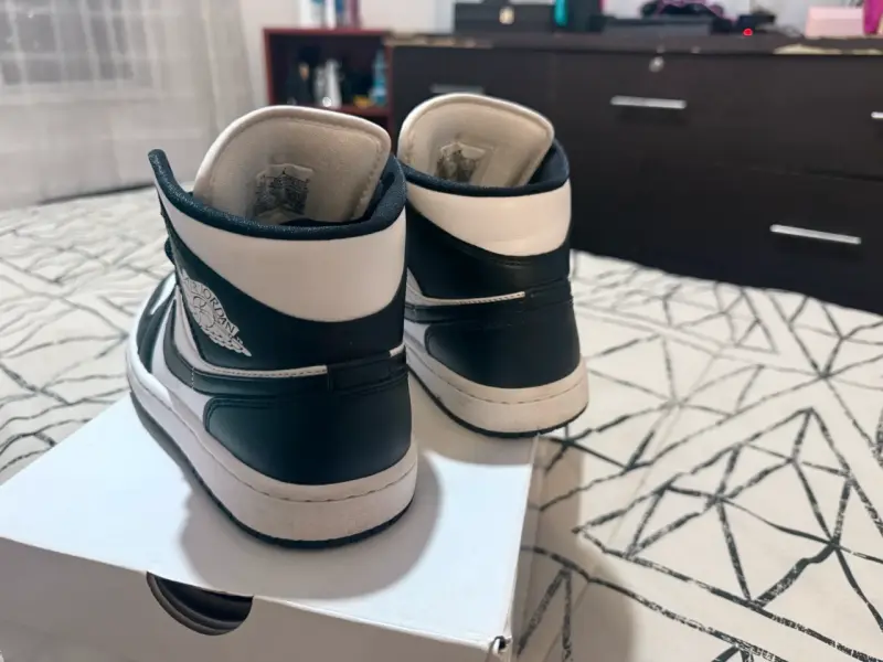 Zapatillas Air Jordan blancas y negras - 3