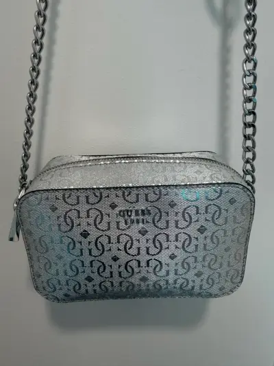 Cartera plateada GUESS con cadena - miniatura 1