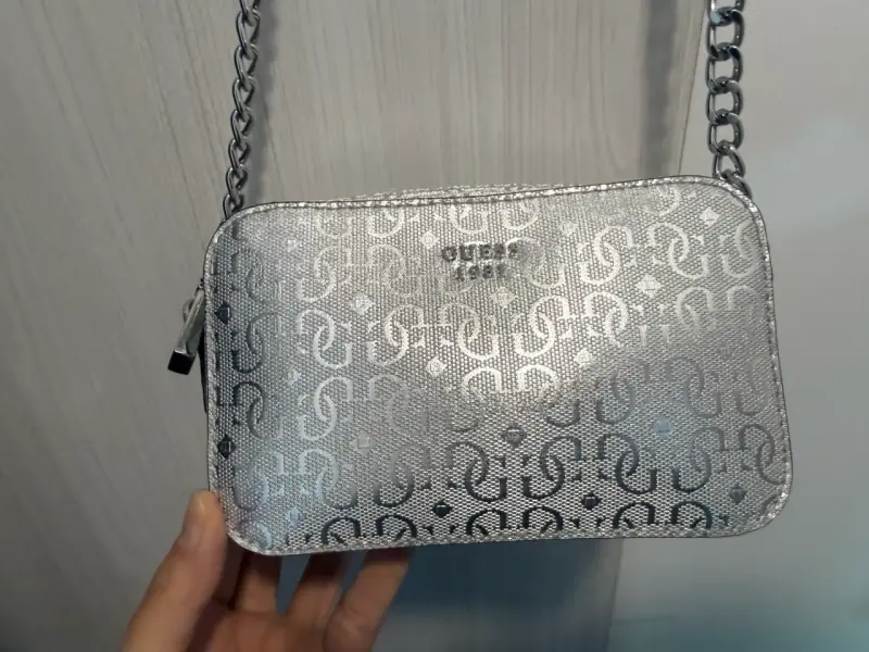 Cartera plateada GUESS con cadena - 2