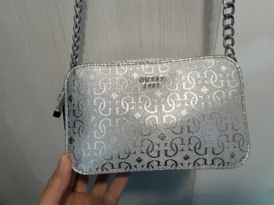 Cartera plateada GUESS con cadena - miniatura 2