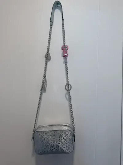 Cartera plateada GUESS con cadena - miniatura 3