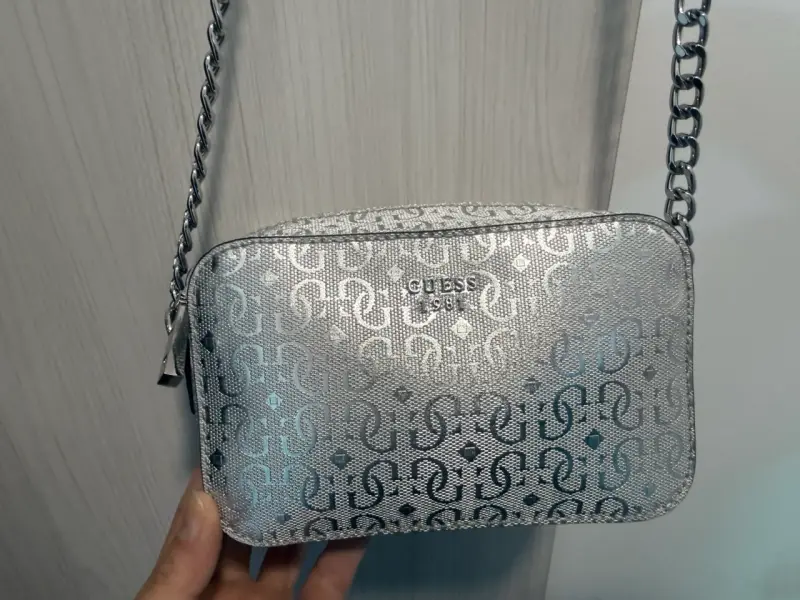 Cartera plateada GUESS con cadena - 4