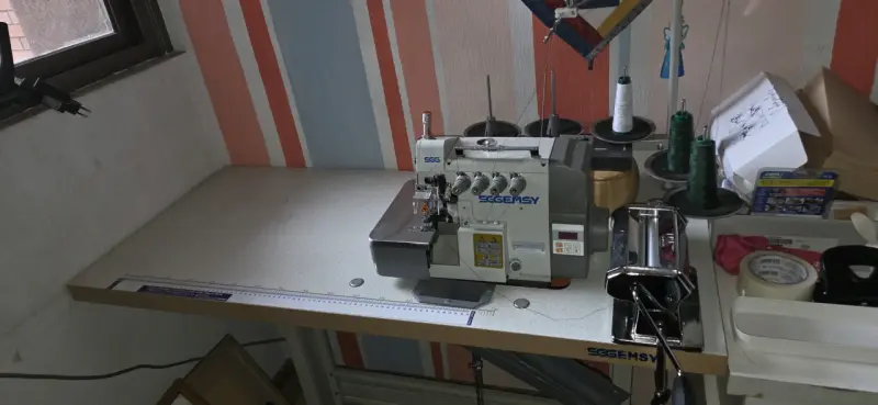 Máquina de coser industrial overlock - 1