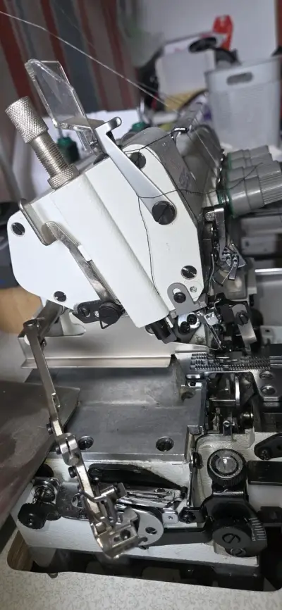 Máquina de coser industrial overlock - miniatura 3