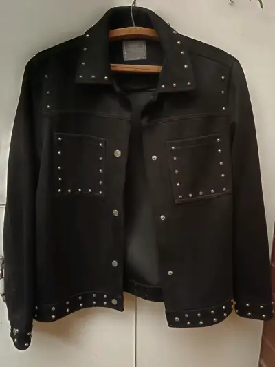 Chaqueta negra con tachas - miniatura 1