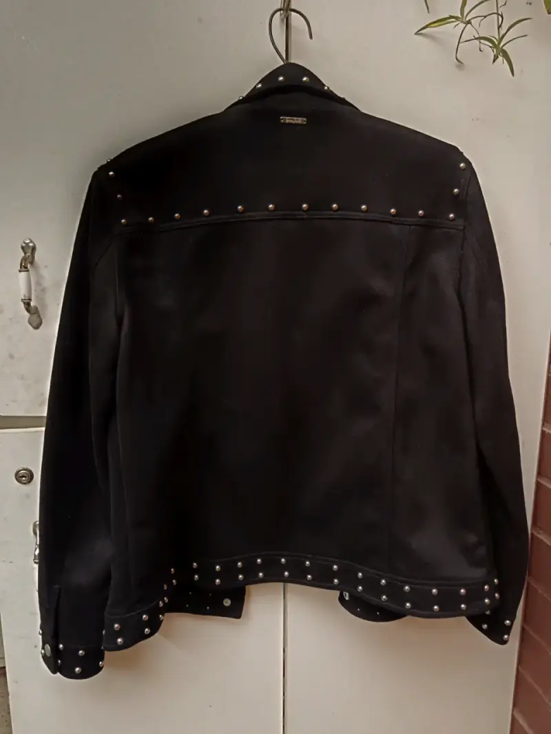 Chaqueta negra con tachas - 2