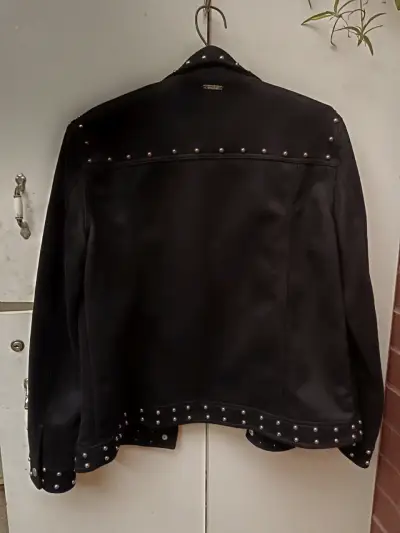 Chaqueta negra con tachas - miniatura 2