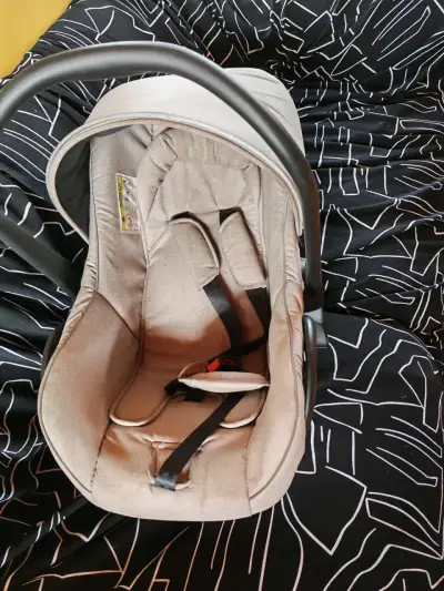 Silla de auto para bebé beige - miniatura 1