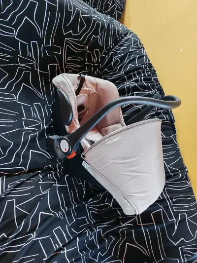 Silla de auto para bebé beige - miniatura 3