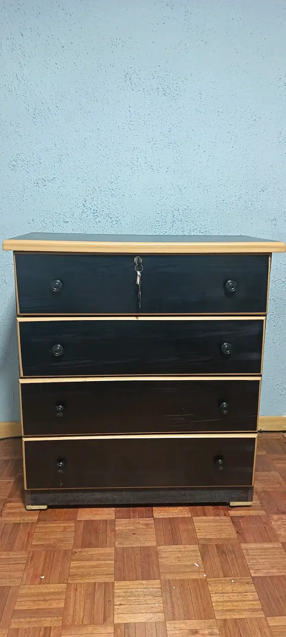 Cómoda de madera negra con cajones