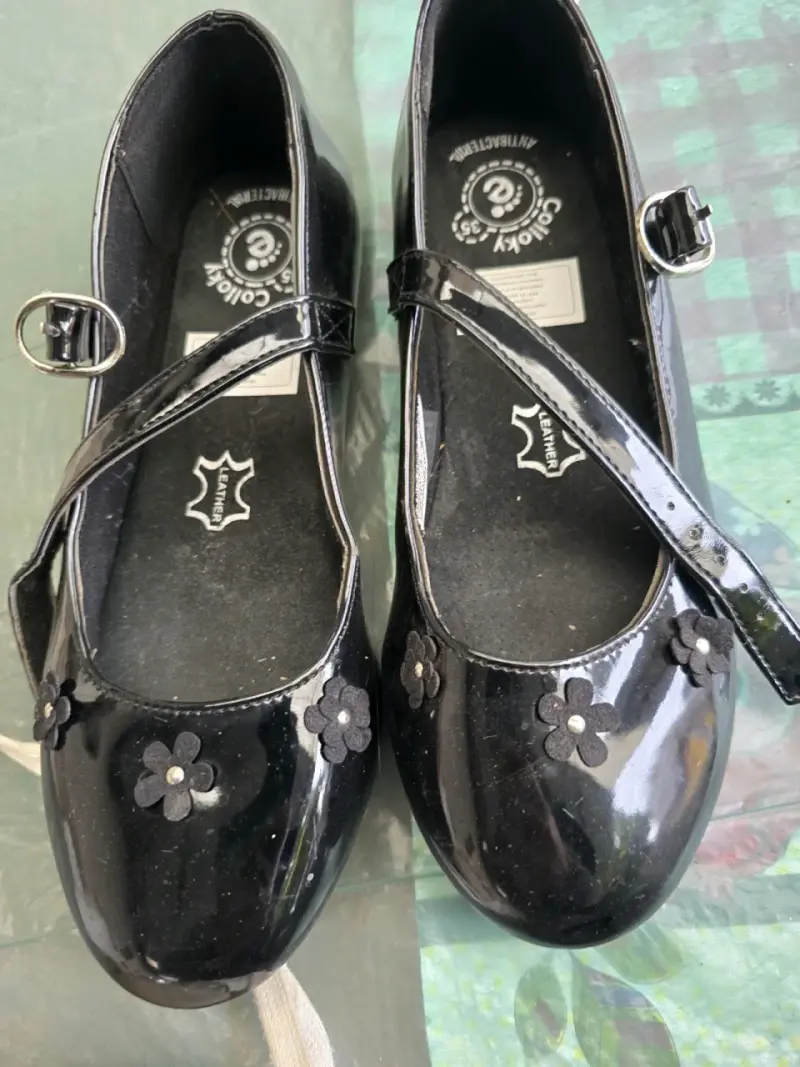 Zapatos charol negro con flores - 1