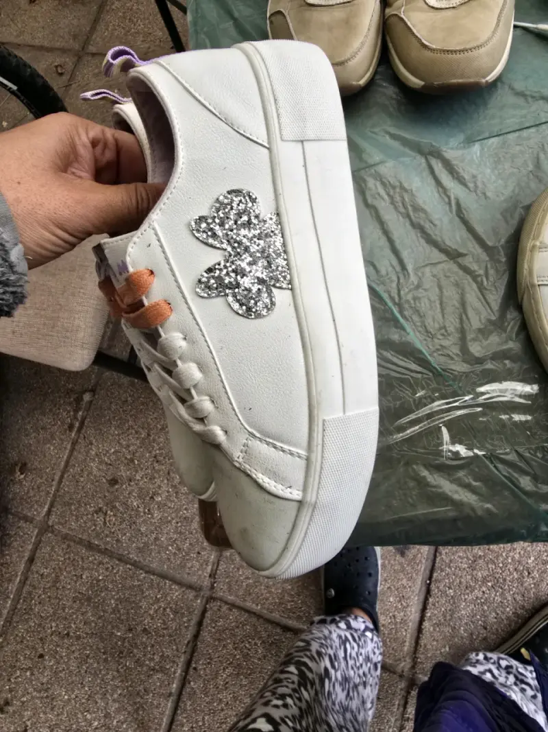 Zapatillas blancas con diseño brillante - 1