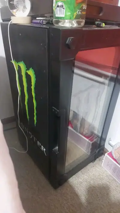 Refrigerador Monster Energy con latas - miniatura 2