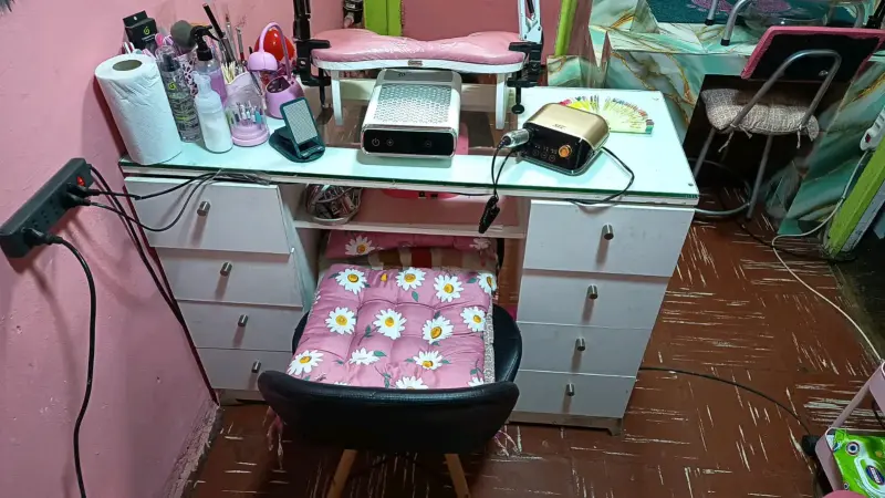 Mesa de manicurista con vidrio - 1