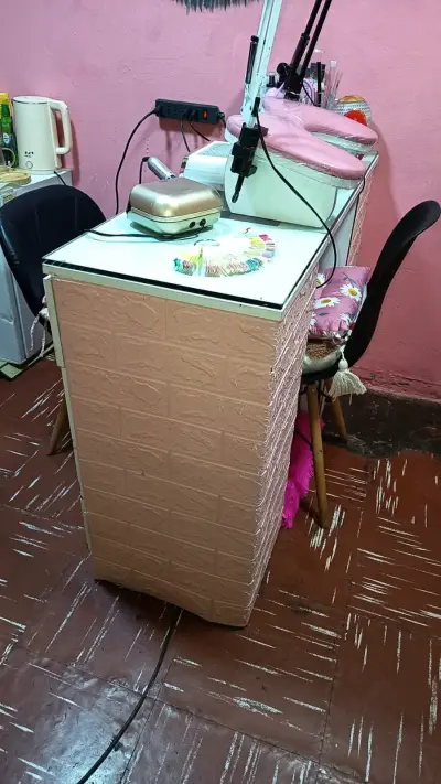Mesa de manicurista con vidrio - miniatura 2