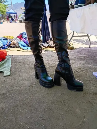 Botas altas negras de cuero - miniatura 2