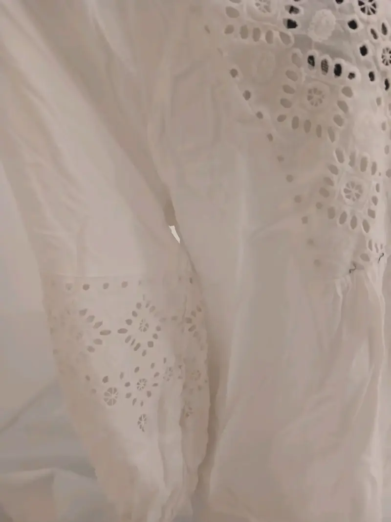 Blusa blanca con bordados - 1