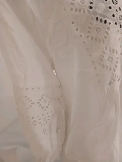 Blusa blanca con bordados - miniatura 1