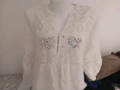 Blusa blanca con bordados - miniatura 2