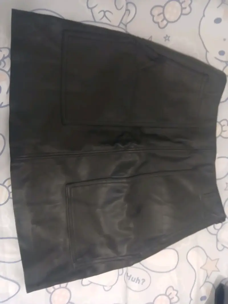 Falda negra de cuero - 1