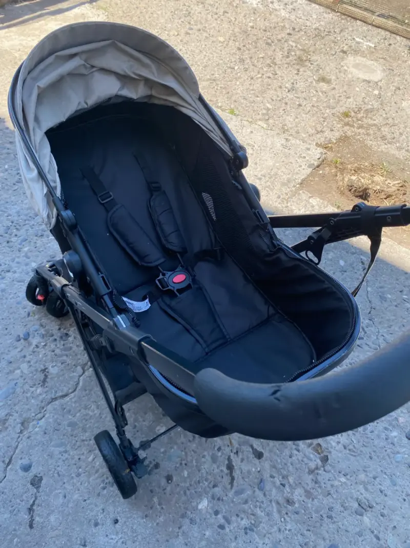 Coche de bebé negro y beige - 1