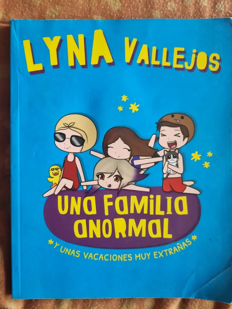 Libro Lyna Vallejos Una familia anormal - 1