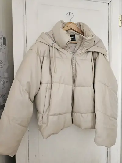 Chaqueta puffer beige zara con capucha - miniatura 1