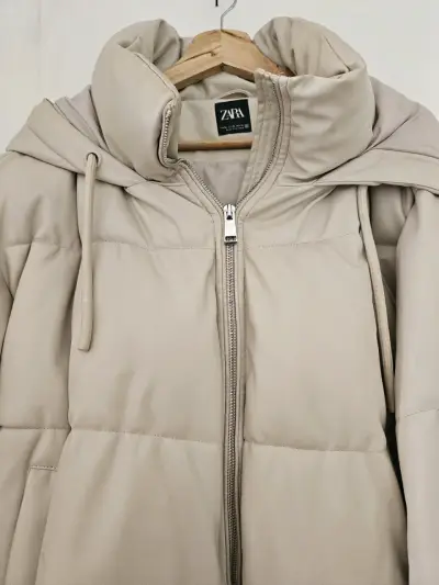 Chaqueta puffer beige zara con capucha - miniatura 2