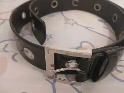 Cinturón negro con hebilla metálica - miniatura 2