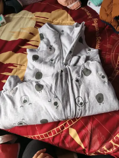 Saco de dormir gris con ositos - miniatura 2