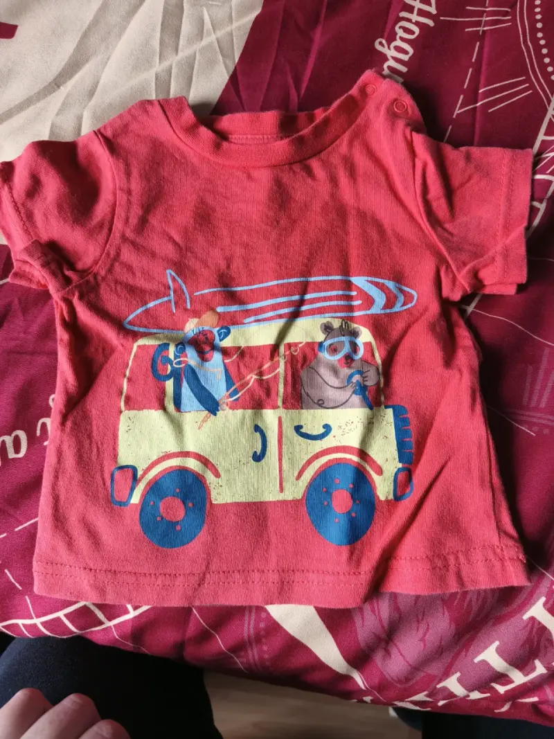 Polera infantil naranja con estampado