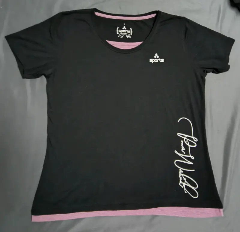 Polera deportiva negra con logo