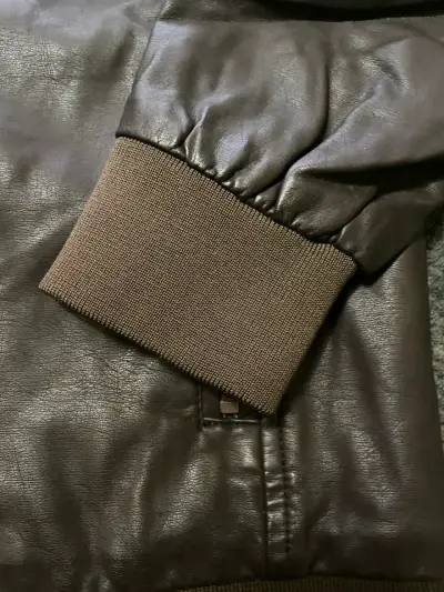 Chaqueta ecocuero café con gorro - miniatura 2