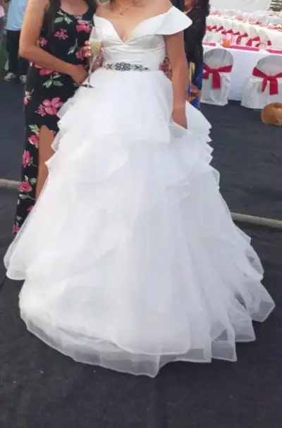 Vestido de novia blanco con volantes. - miniatura 1