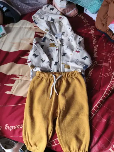 Conjunto infantil con capucha - miniatura 1