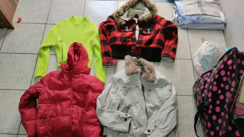 Chaqueta roja con capucha